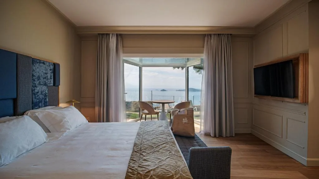 Suite with Hot Tub — Golfo dei Poeti Relais & Spa