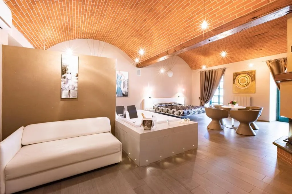 Suite with Hot Tub — Le Lanterne