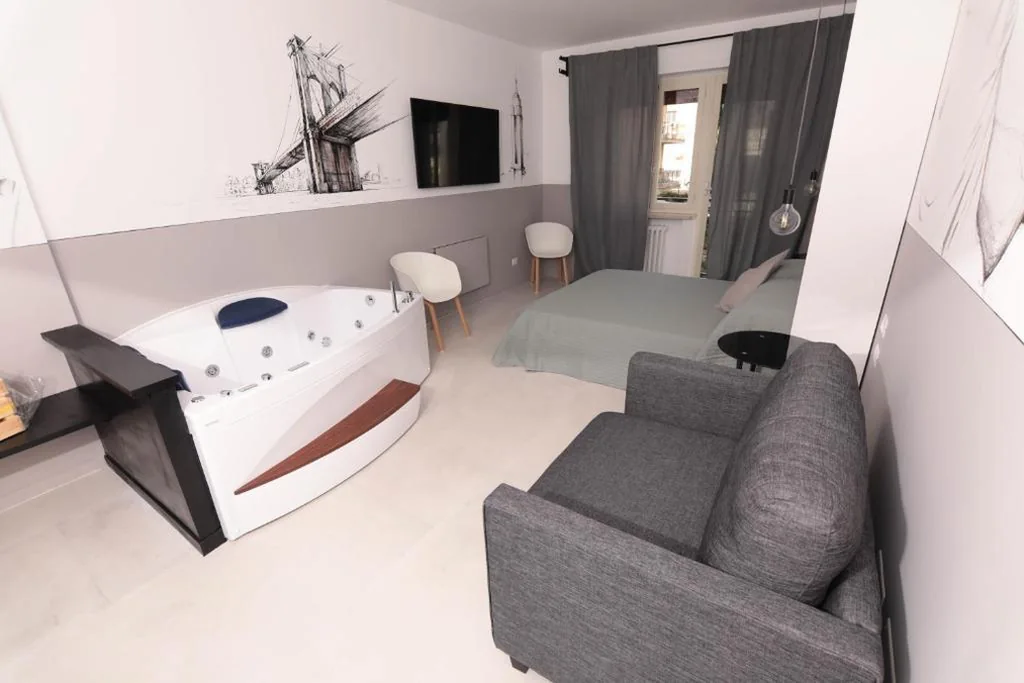 Suite with Hot Tub — O.Effe. Suites / Vatican