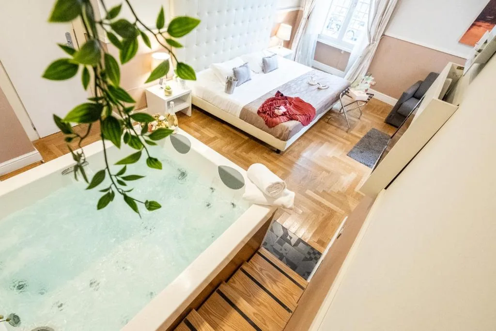 Suite with Jacuzzi Bathtub for 2 People — Rome River Inn
