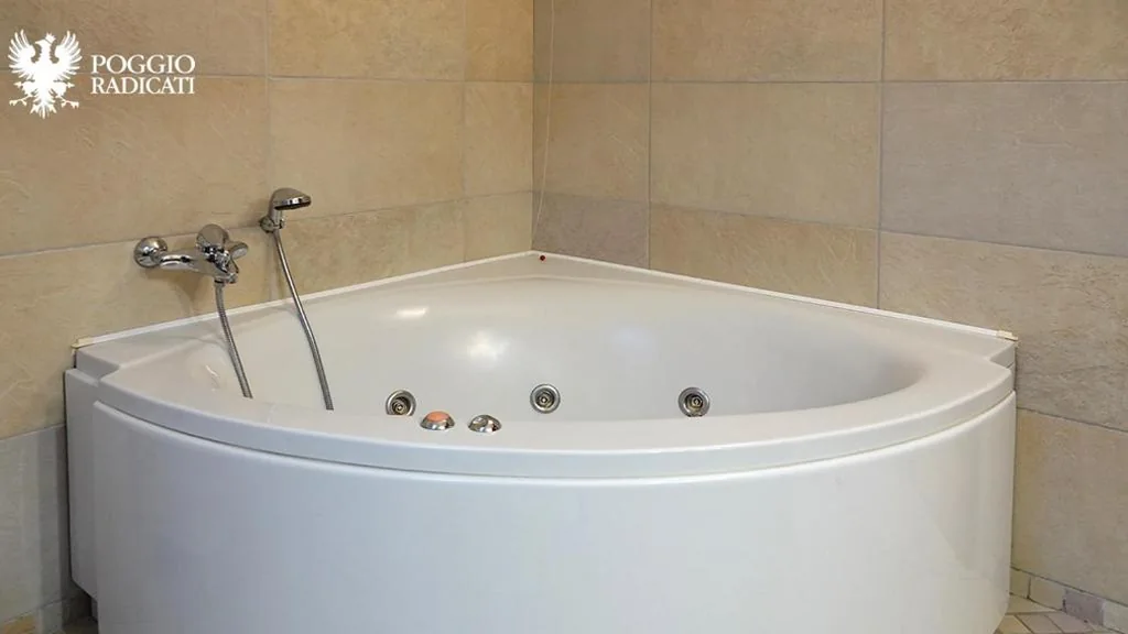 Suite con Vasca Idromassaggio — Poggio Radicati Hotel De Charme