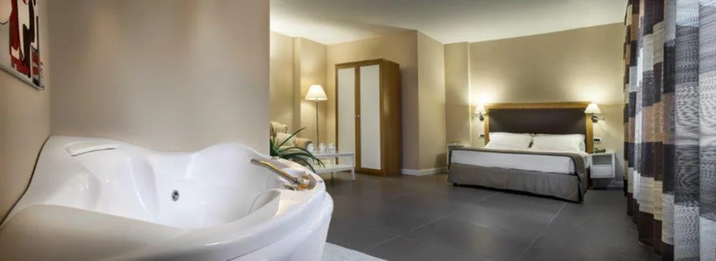 Suite con Vasca Idromassaggio — Relais Le Felci Executive Suite Spa