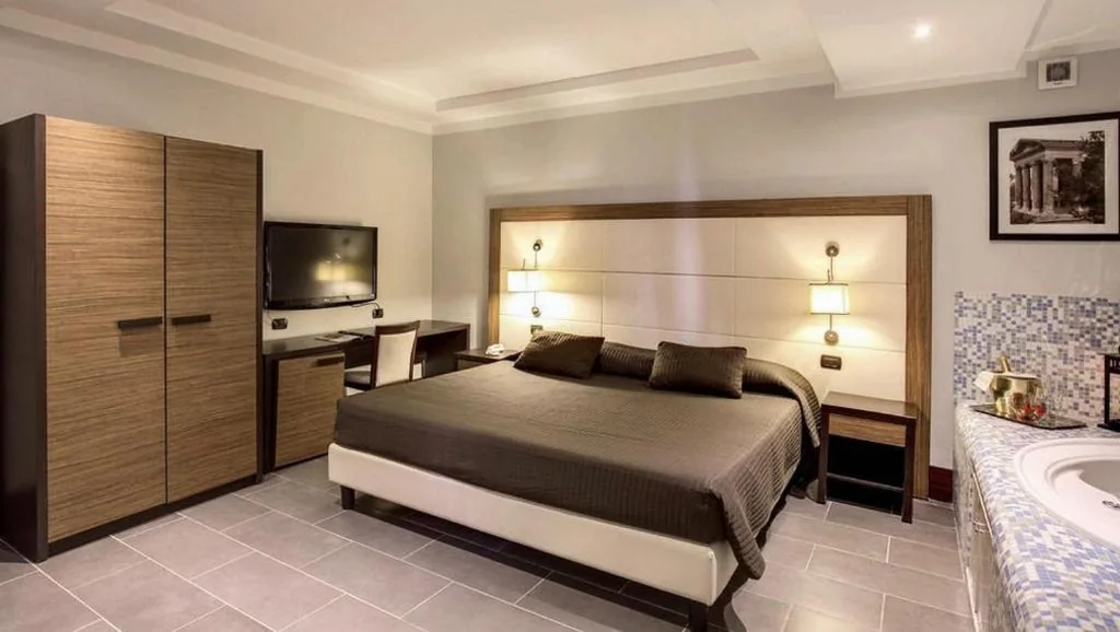 Suite with Hot Tub — The Strand Hotel