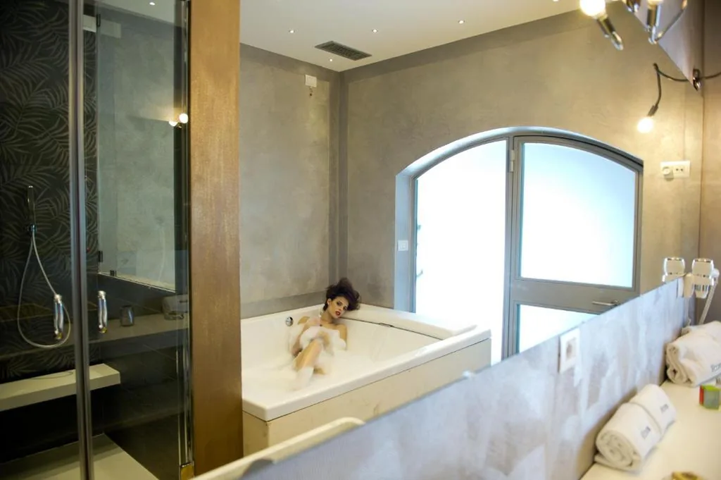 Suite with Whirlpool Tub — Wrooms Guest House