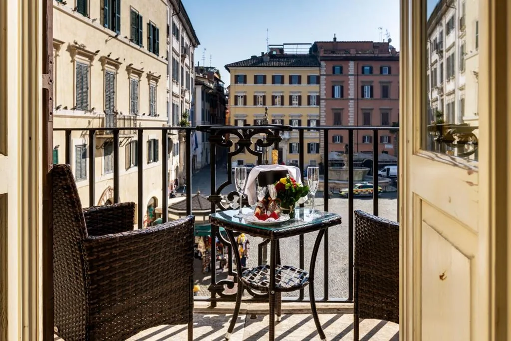 Suite con Vista Città — V Collection Piazza Farnese Luxury Suites