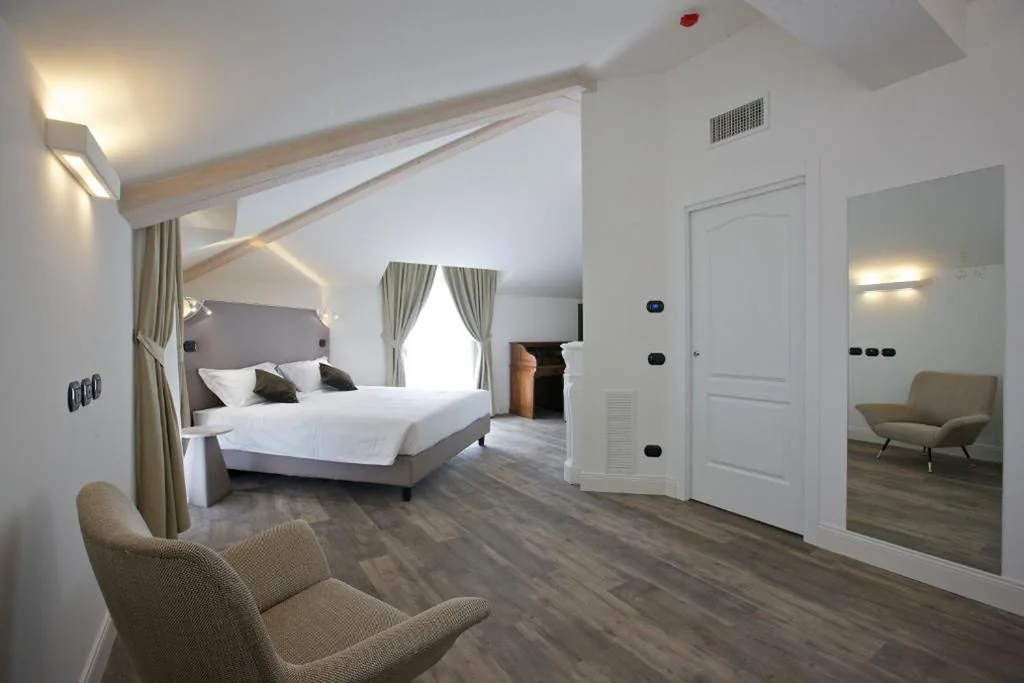 Suite con Vista Lago Parziale — Hotel Al Campanile – Luxury Suites & Apartments
