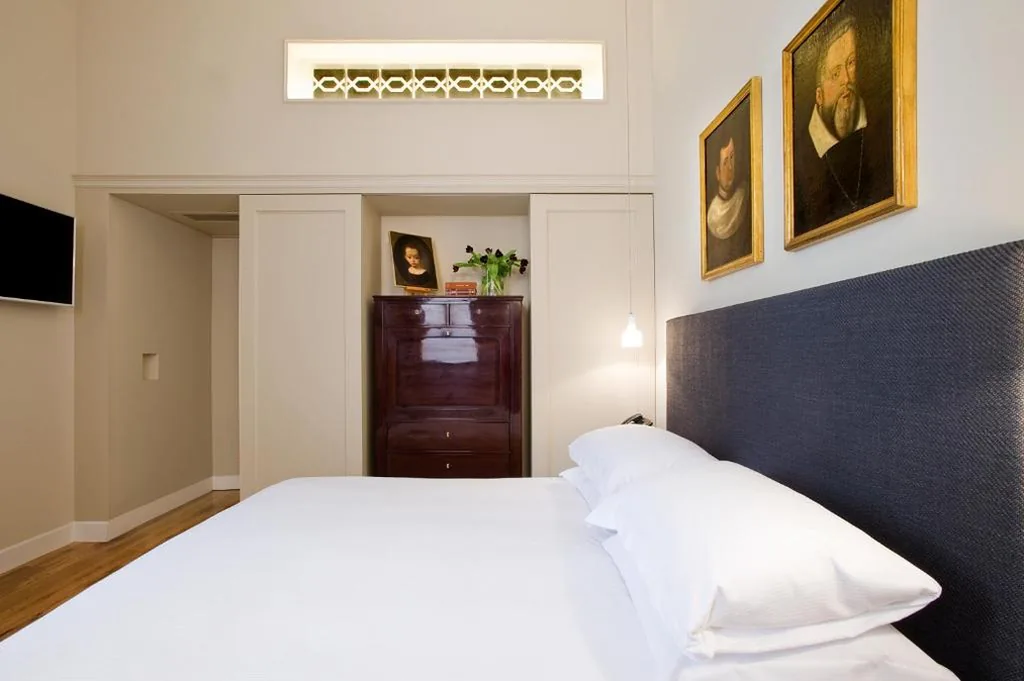 Suite — Crossing Condotti
