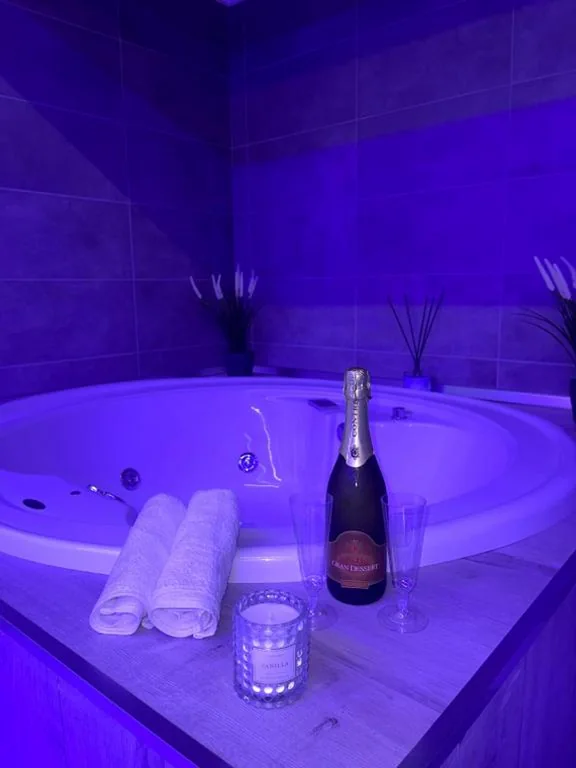 Deluxe Suite with Hot Tub — Alma Suite Bed and Breakfast
