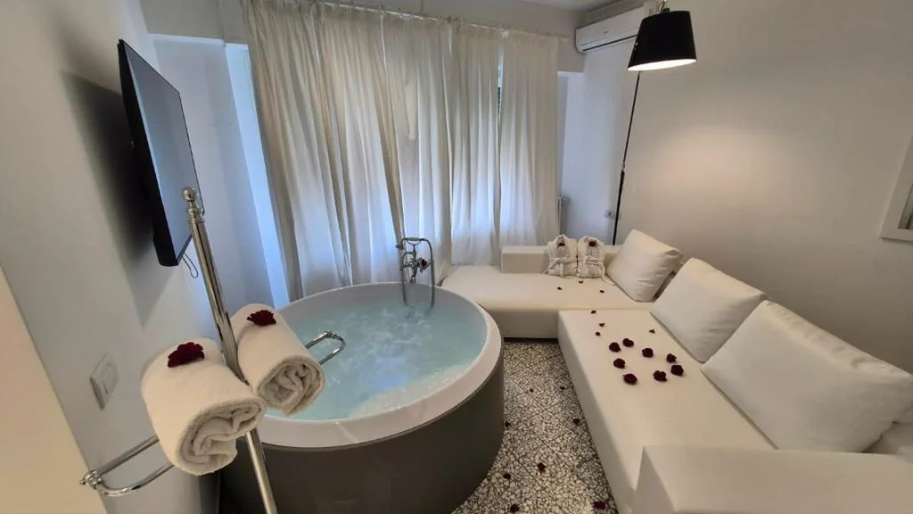 Suite Deluxe con Vasca Idromassaggio — Eveline 2 – Piscina Privata o Jacuzzi