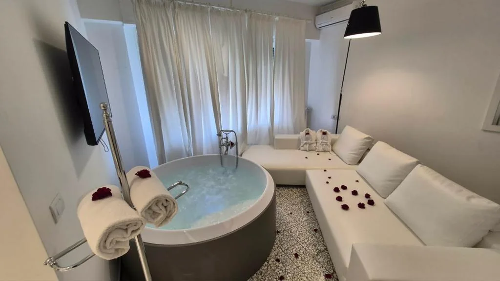 Suite Deluxe con Vasca Idromassaggio — Eveline Portosole Hotel