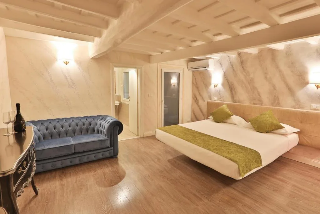 Suite Deluxe con Vasca Idromassaggio — Grottini Luxury Suites ~ Pantheon