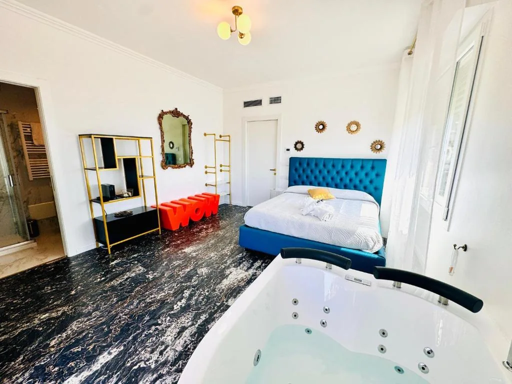 Deluxe Suite with Hot Tub — New Seaside Suite GOLD