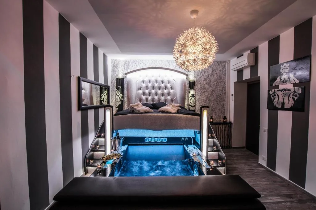 Deluxe Suite with Whirlpool Tub — Roma d’Amore