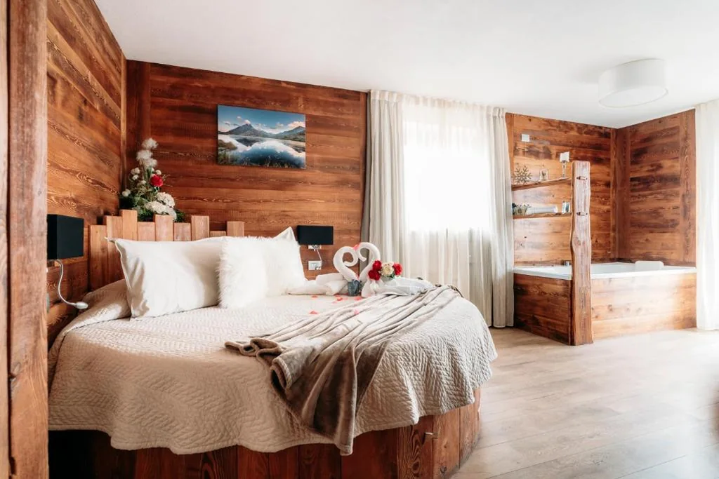 Suite Deluxe con Vasca Idromassaggio — Serendipity Hotel