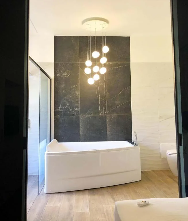 Deluxe Suite with Whirlpool Bathtub — St. Peter Manor