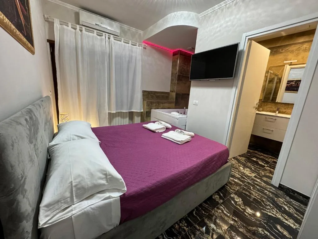 Deluxe Suite with Hot Tub — Suite and room