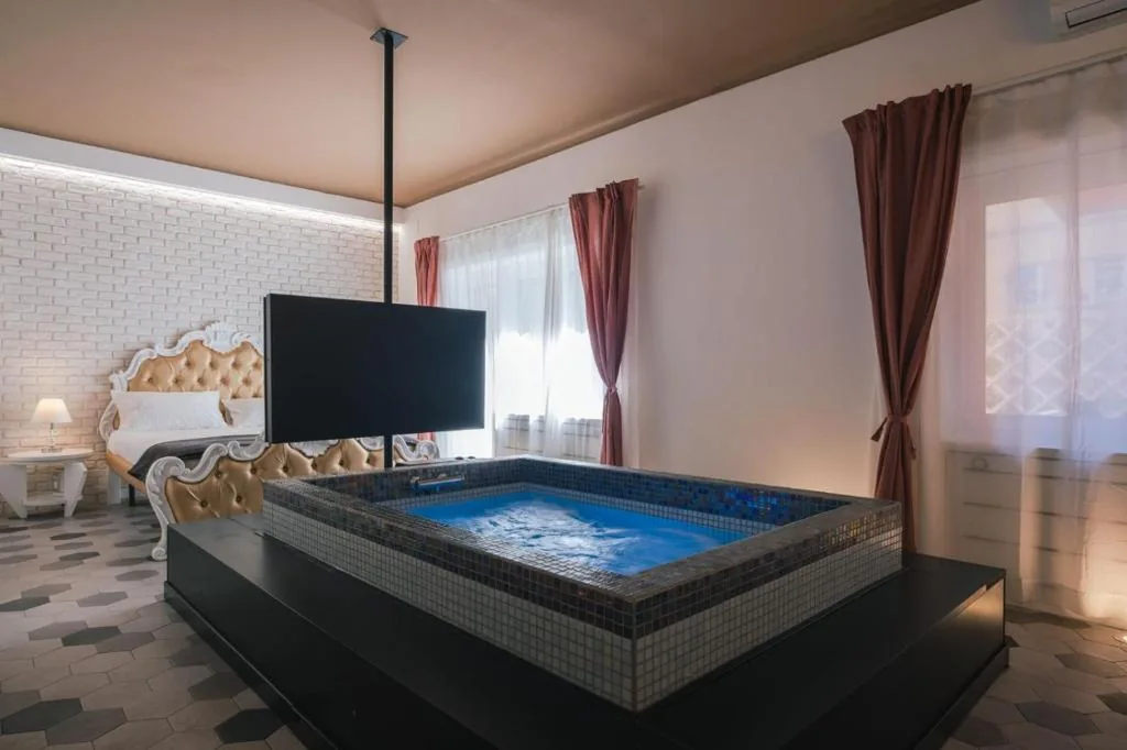Deluxe Suite with Hot Tub — SuiteFrattini degli Eroi
