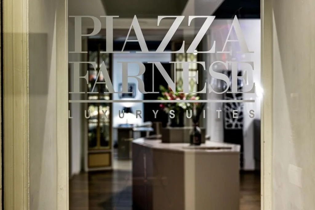 Suite Deluxe con Vista Città — V Collection Piazza Farnese Luxury Suites