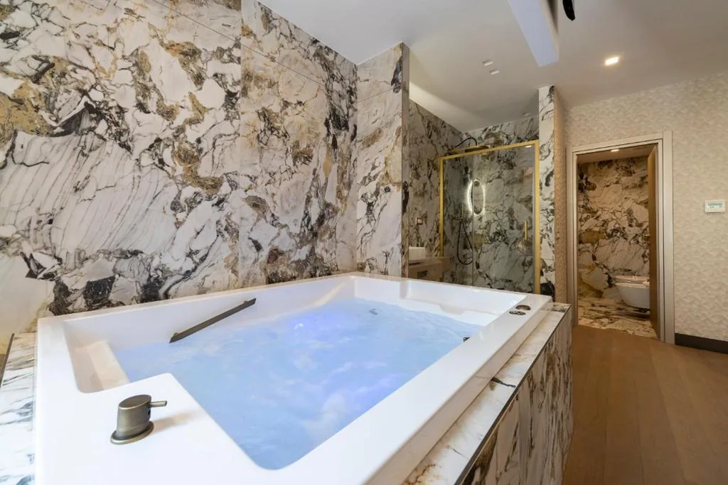 Suite Esclusiva con Vasca Idromassaggio (2 Adulti) — San Carlo Suite