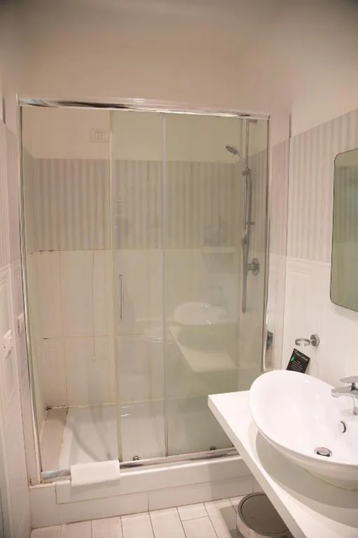 King Suite with 1 Bedroom and Sofa Bed - Separate Building — Flowers Apartments Rome City Center