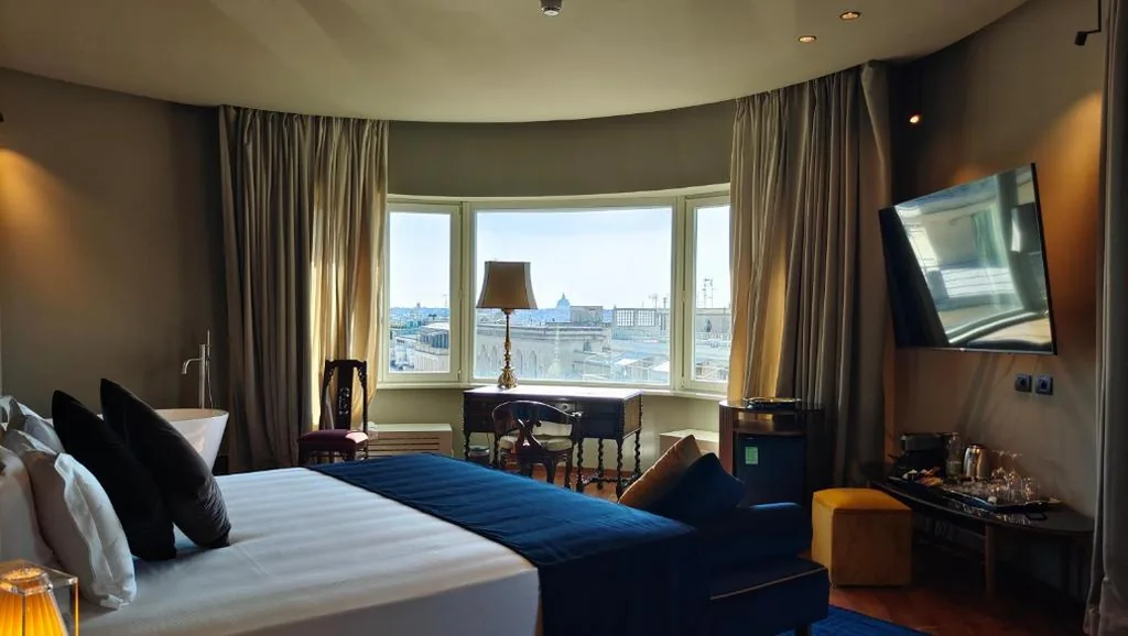 King Suite with Balcony — Triviho Hotel