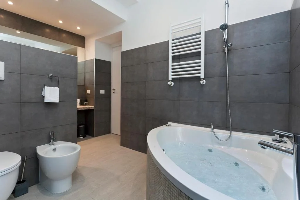 King Suite with Hot Tub — Aeterna Rooms Collection GuestHouse
