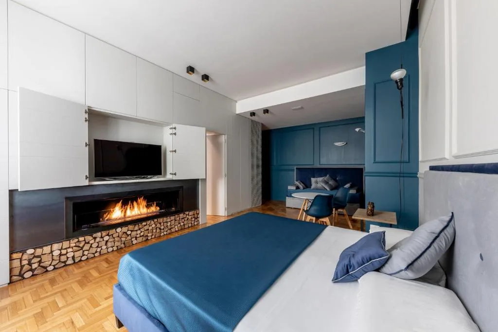 King Suite with Whirlpool Bath — Blue Inn Luxury Suites