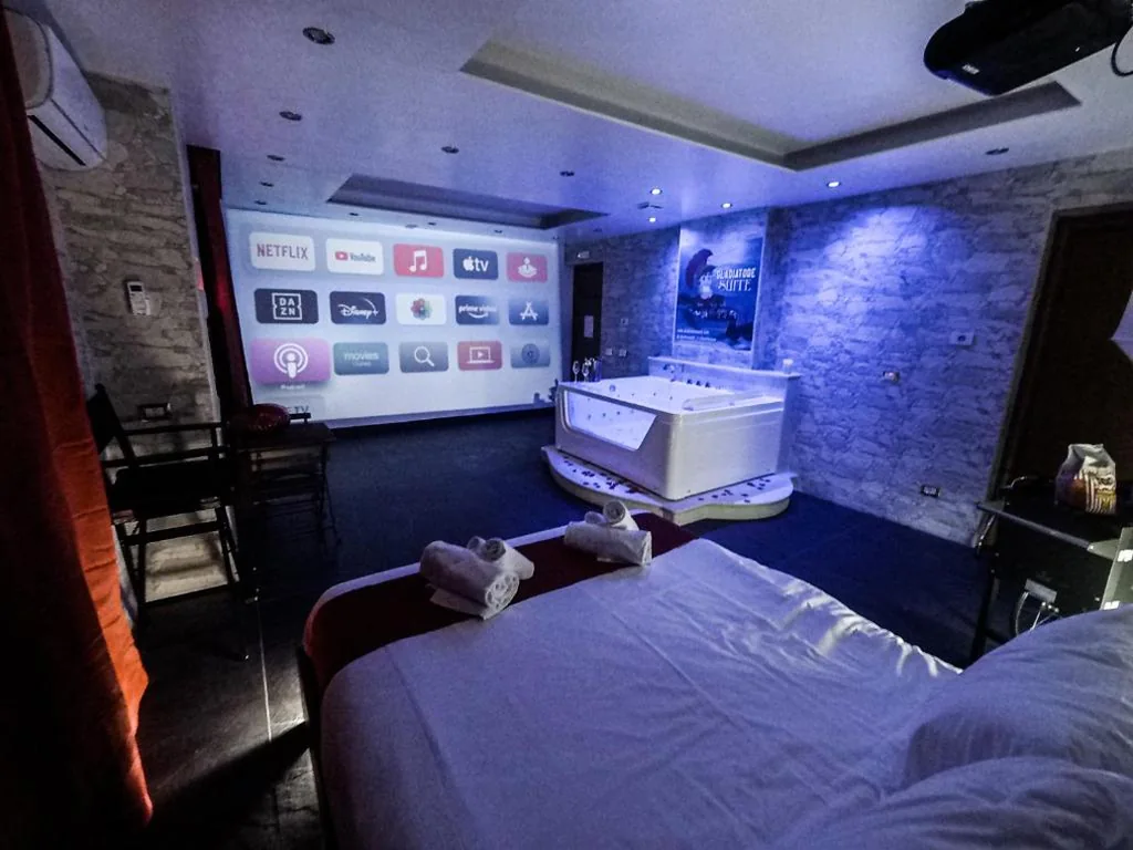 King Suite with Hot Tub — Il Gladiatore