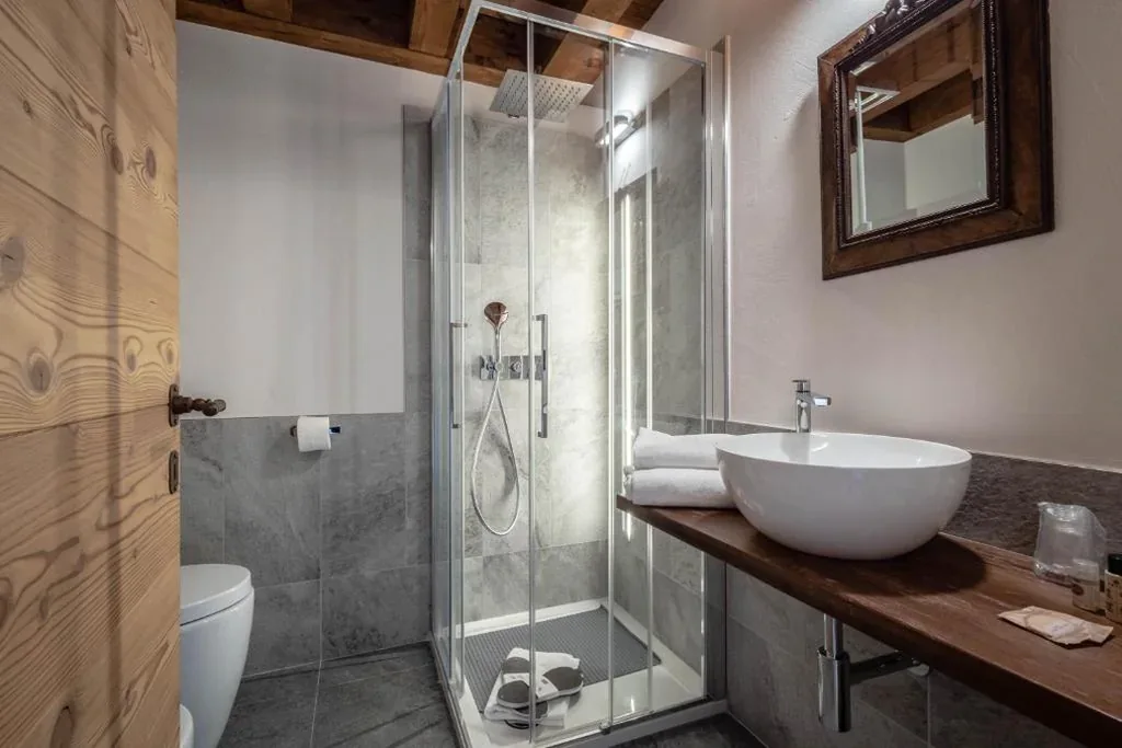 King Suite with Hot Tub — Les Plaisirs d’Antan
