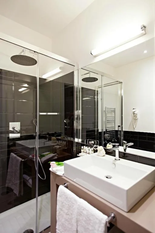 Suite matrimoniale con vista città — LaHouse Rome by Premium Suites Collection