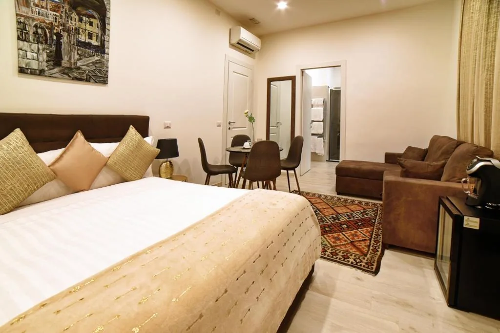 Queen Suite with Hot Tub — Coladir Guest House