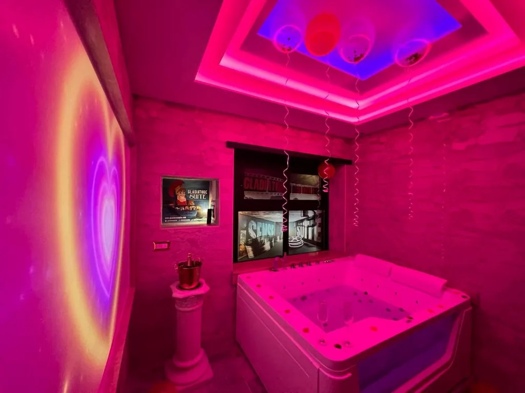 Queen Suite with Hot Tub — Il Gladiatore