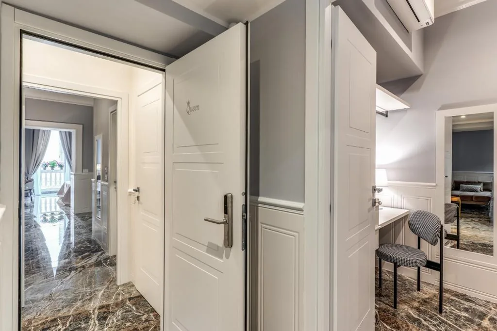 Queen Deluxe Suite — Spanish Steps Oasis Suite