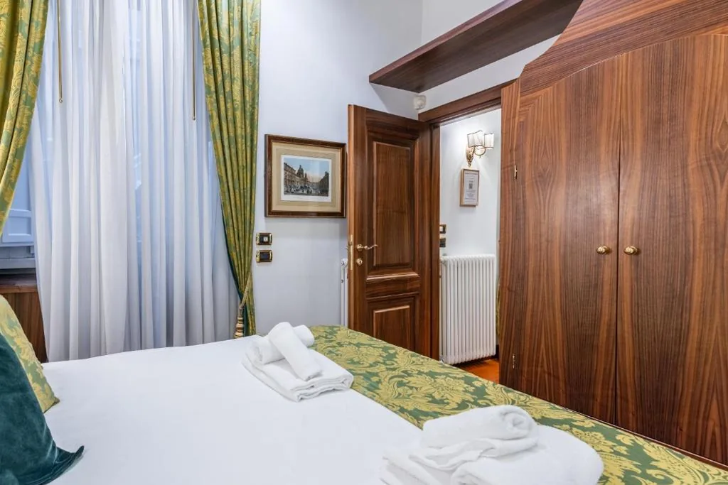 Suite Queen — Pantheon Antique Suite