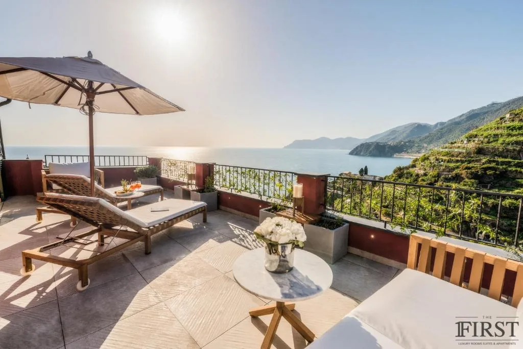 Royal Honeymoon Suite with Whirlpool Tub and Terrace with Stunning Sea View — Il Sogno di Manarola by The First