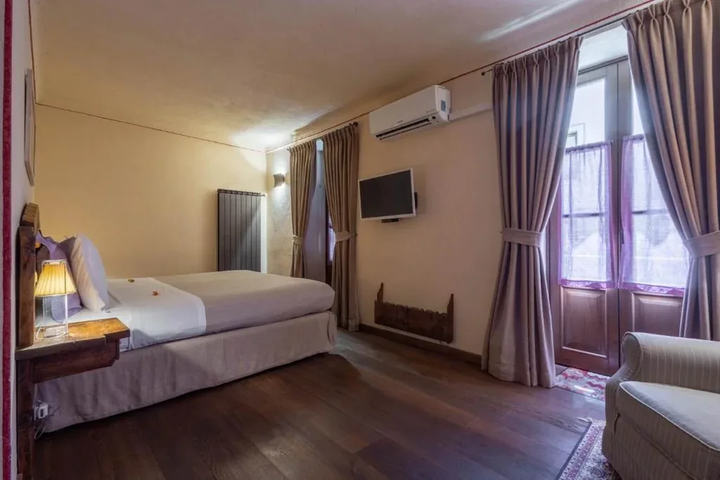 Suite Superior con Balcone — Domus Antica Aosta