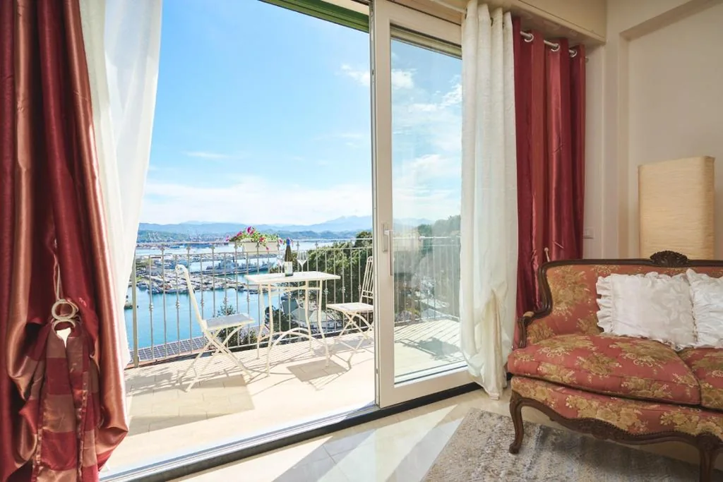 Superior Suite with Sea View — Villa dei Poeti