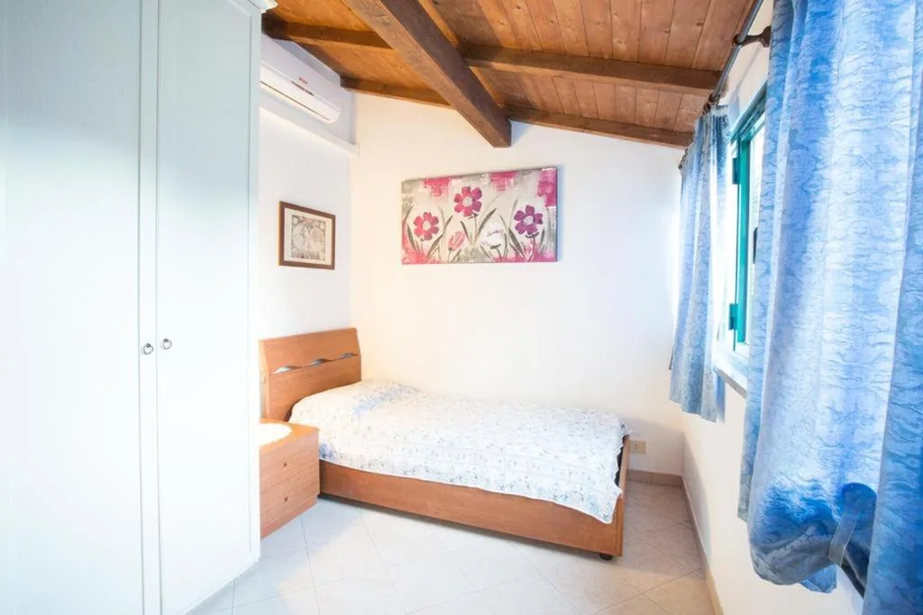 SUNFLOWER Cosy Cottage AC and Parking space