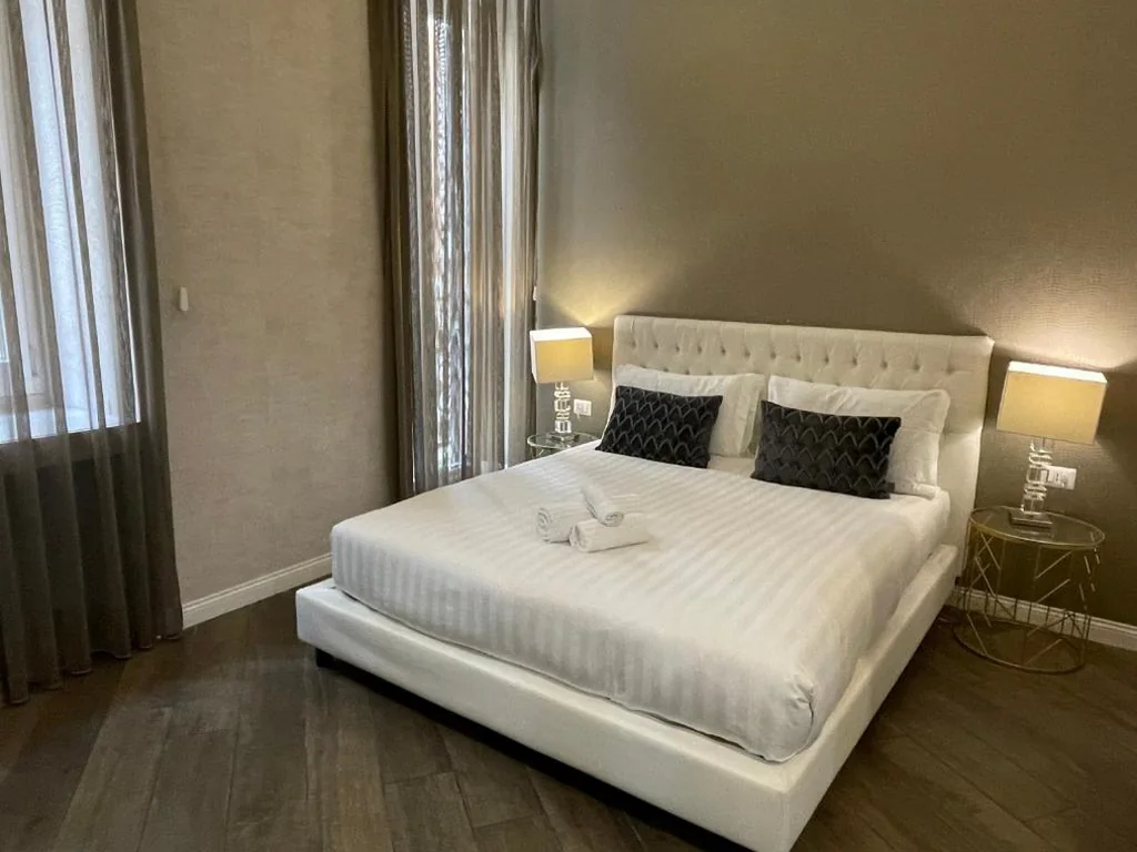 Superior Double Room-Via del Corso with balcony — Spagna Boutique