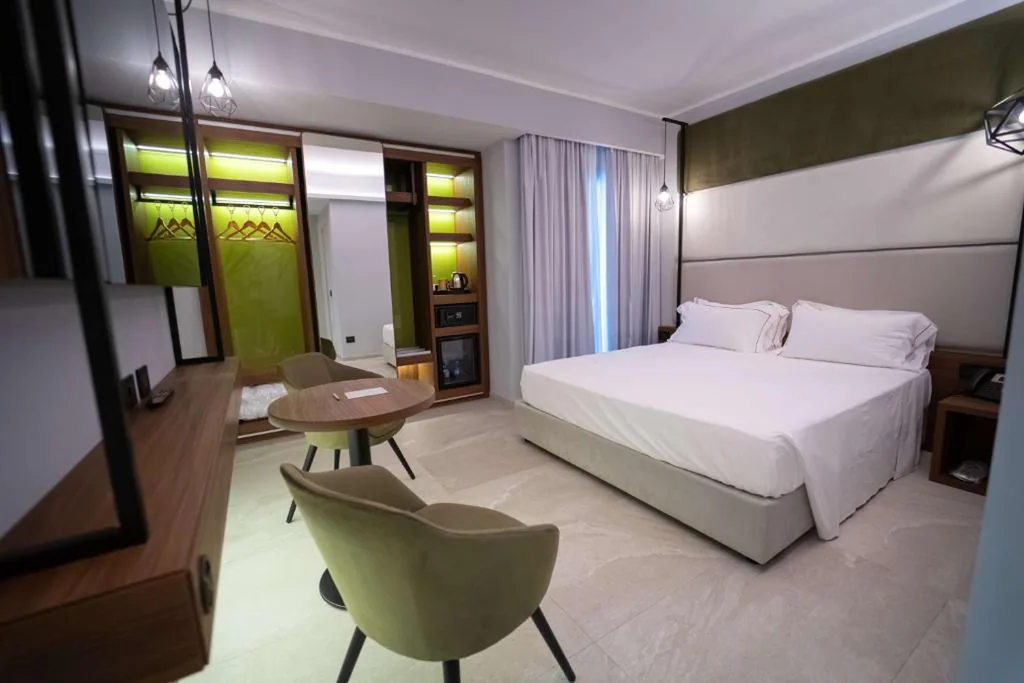 Superior Double Room with Roll-in Shower - Disability Access/Non-Smoking — Best Western Plus Sabaudia Hotel
