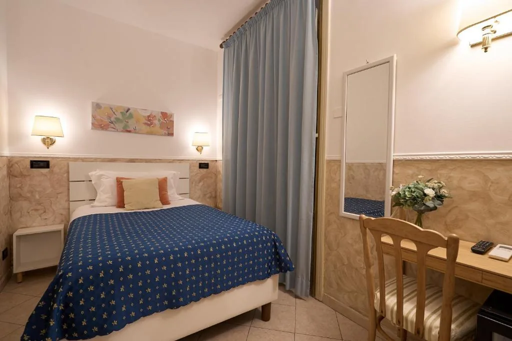 Superior Single Room with French Bed — Hotel Ascot