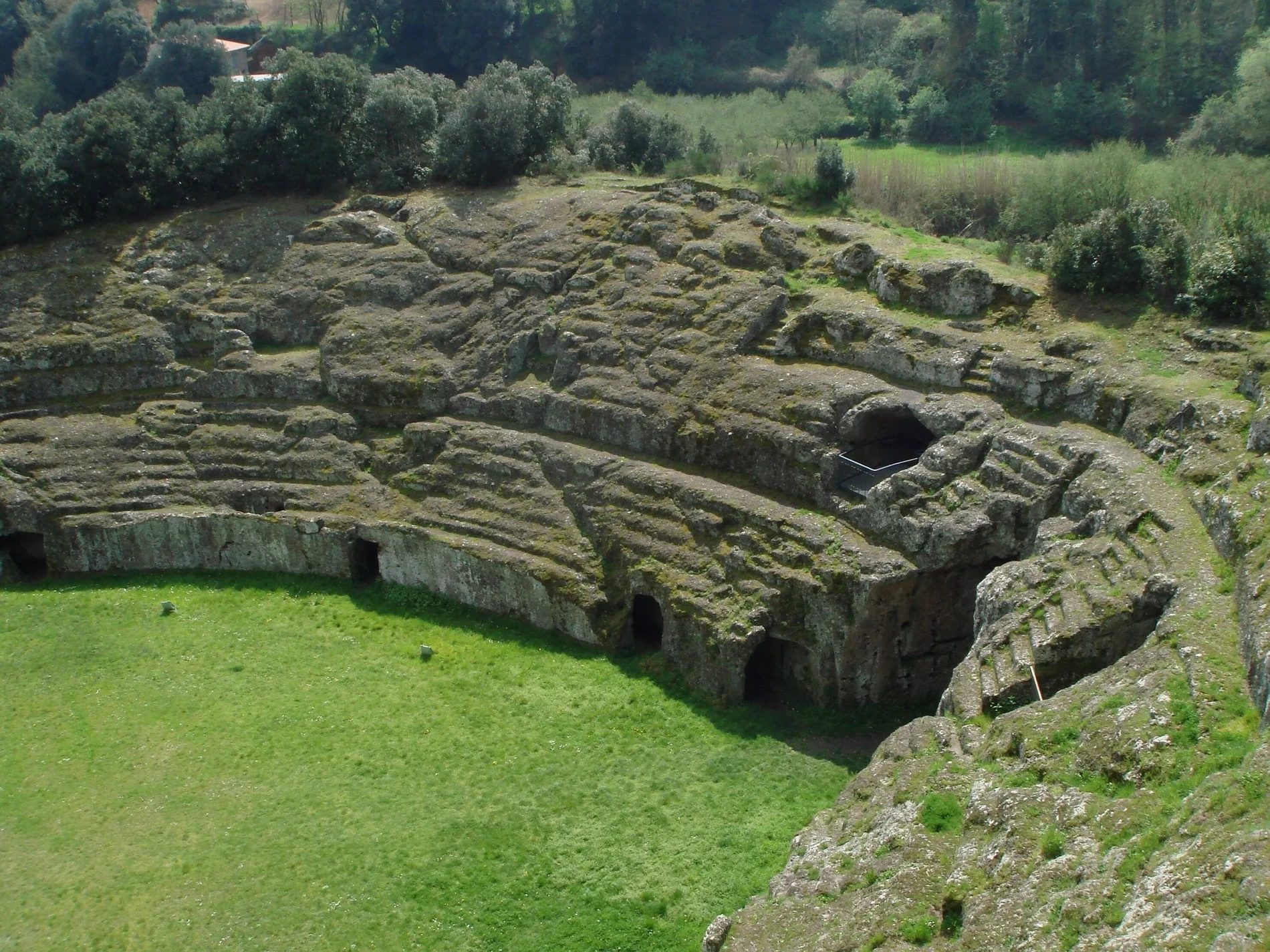 Sutri e il suo anfiteatro romano scavato nel tufo, la porta della Tuscia vicino a Roma