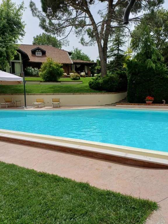 Tenuta degli Angeli Rossi tra le colline astigiane, con piscina