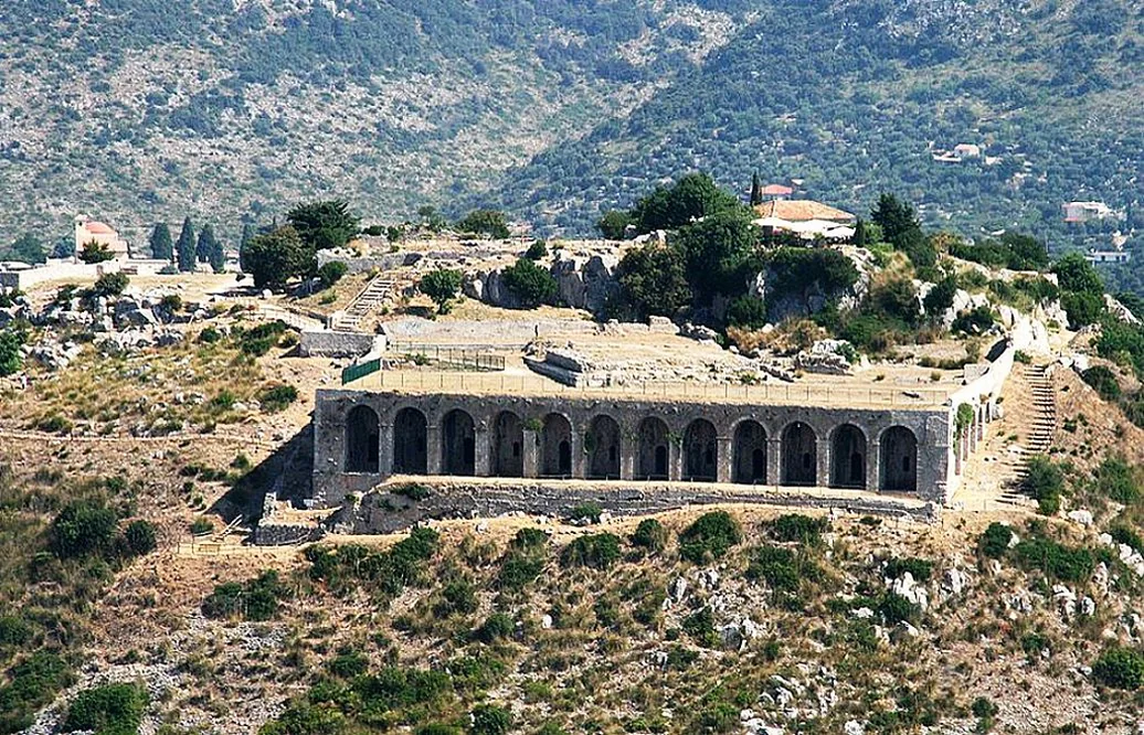 Terracina con il Tempio di Giove Anxur sul promontorio e la spiaggia