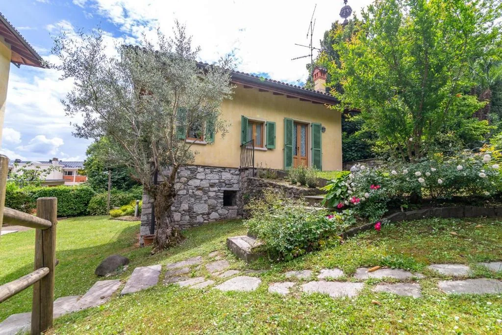 The Dependance of the Villa Isabella Stresa by the little river with private dedicated parking