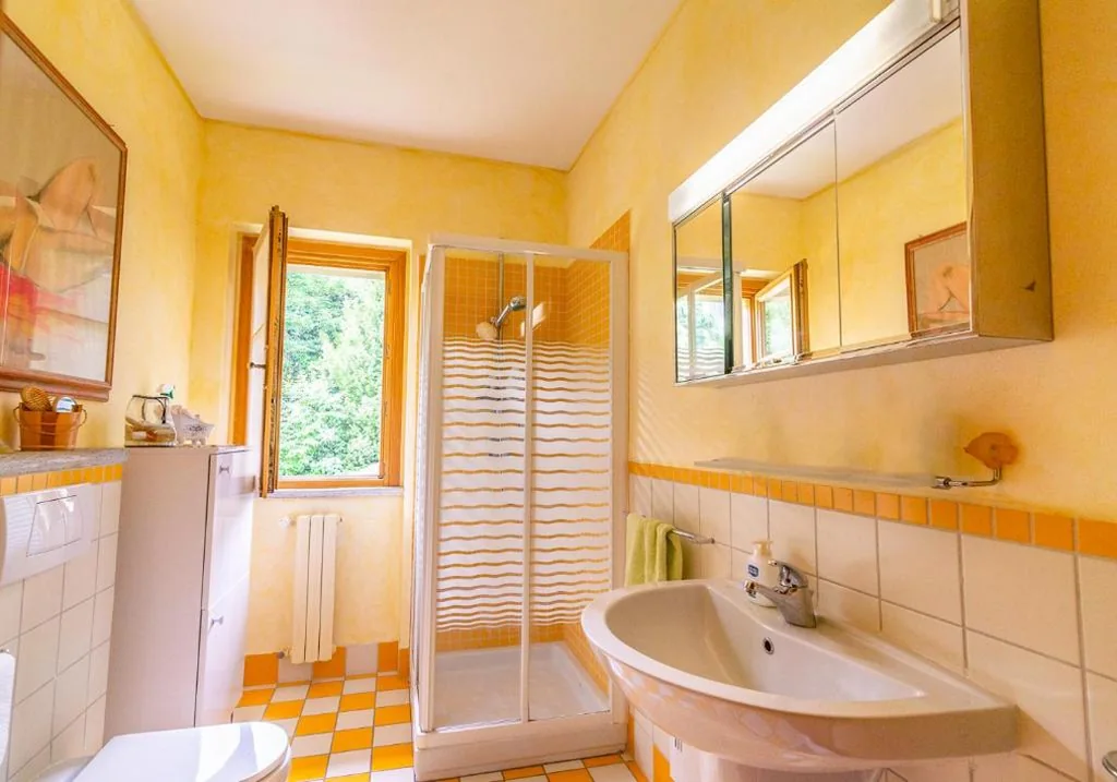 The Ortensia, our Room with Lake View, Spacious Park-Facing Balcony and Private External Bathroom at the Villa Isabella Stresa — foto 3