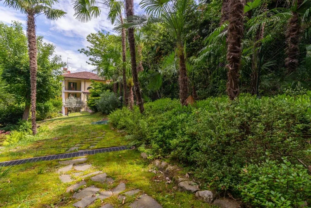 The Ortensia, our Room with Lake View, Spacious Park-Facing Balcony and Private External Bathroom at the Villa Isabella Stresa — foto 6