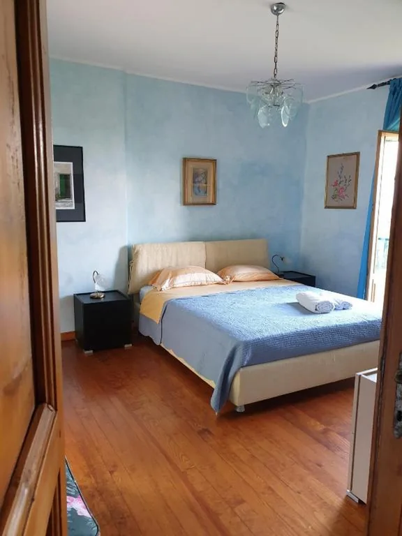 The Ortensia, our Room with Lake View, Spacious Park-Facing Balcony and Private External Bathroom at the Villa Isabella Stresa — foto 7