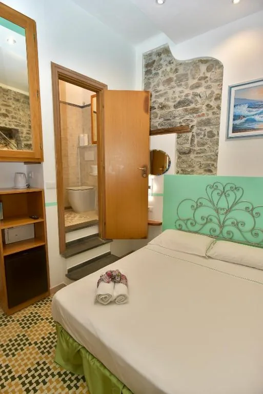 The Vernazza Main Plaza – Rooms & Apartment