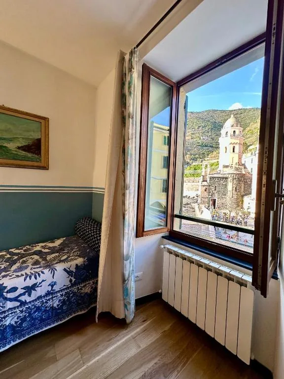 The Vernazza Main Plaza – Rooms & Suites